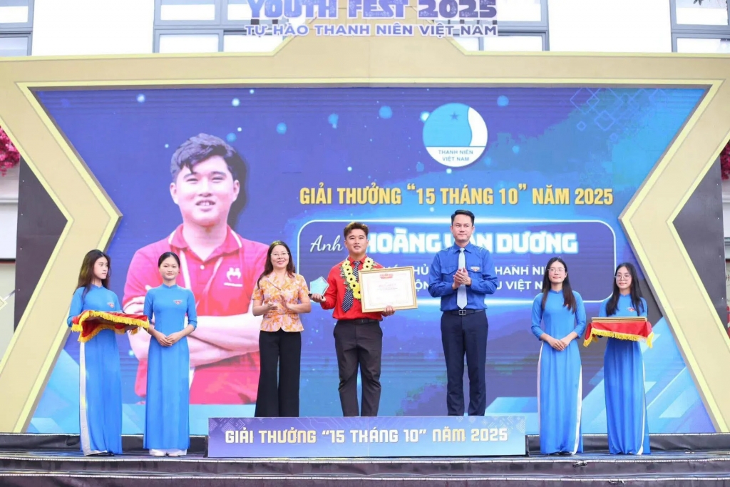 Chàng trai trẻ thắp lên “trái tim hồng”