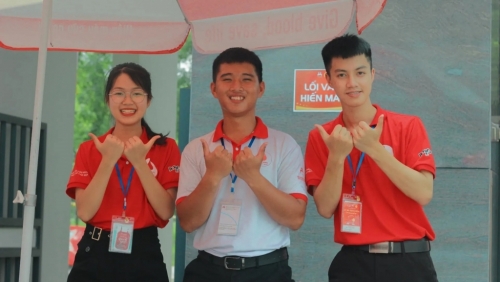 Chàng trai trẻ thắp lên “trái tim hồng”