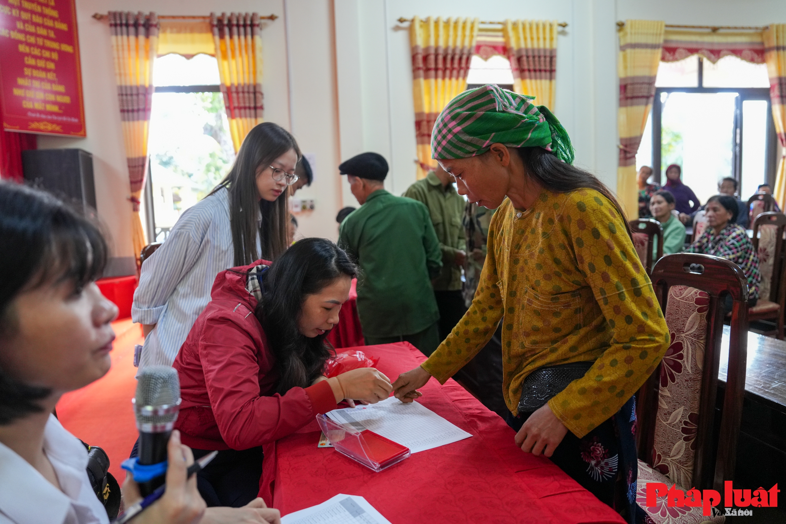 Phú Linh sau bão: Ấm lại những mái nhà, sáng lên niềm tin Phú Linh sau bão: Ấm lại những mái nhà, sáng lên niềm tin