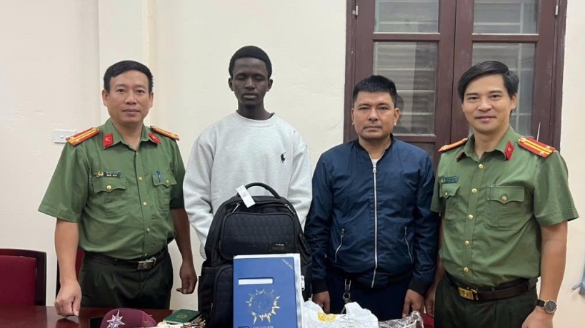 Giúp đỡ du khách nước ngoài nhận lại tài sản sau khi quên trên taxi