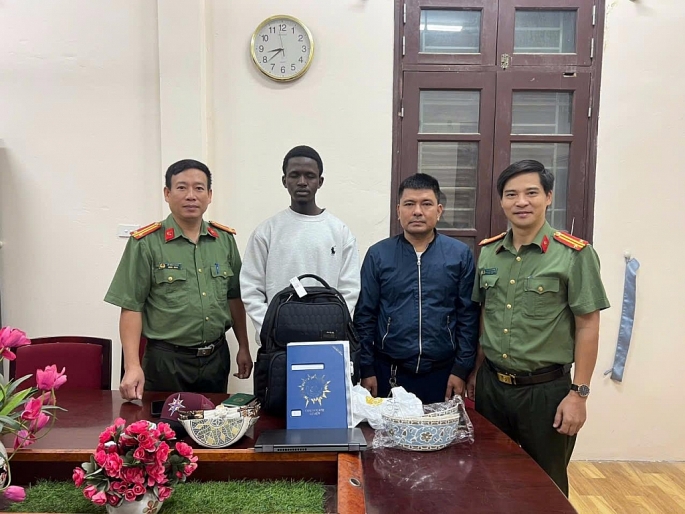 Giúp đỡ du khách nước ngoài nhận lại tài sản sau khi quên trên taxi Giúp đỡ du khách nước ngoài nhận lại tài sản sau khi quên trên taxi