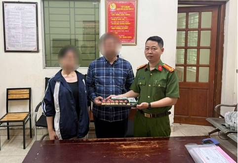 Công an phường Phương Liệt bàn giao tài sản cho gia đình. Ảnh: CQCA Công an phường Phương Liệt bàn giao tài sản cho gia đình. Ảnh: CQCA