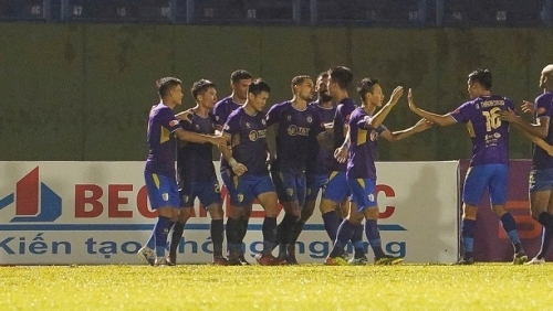 Hà Nội lội ngược dòng thành công, HLV Harry Kewell có chiến thắng đầu tiên