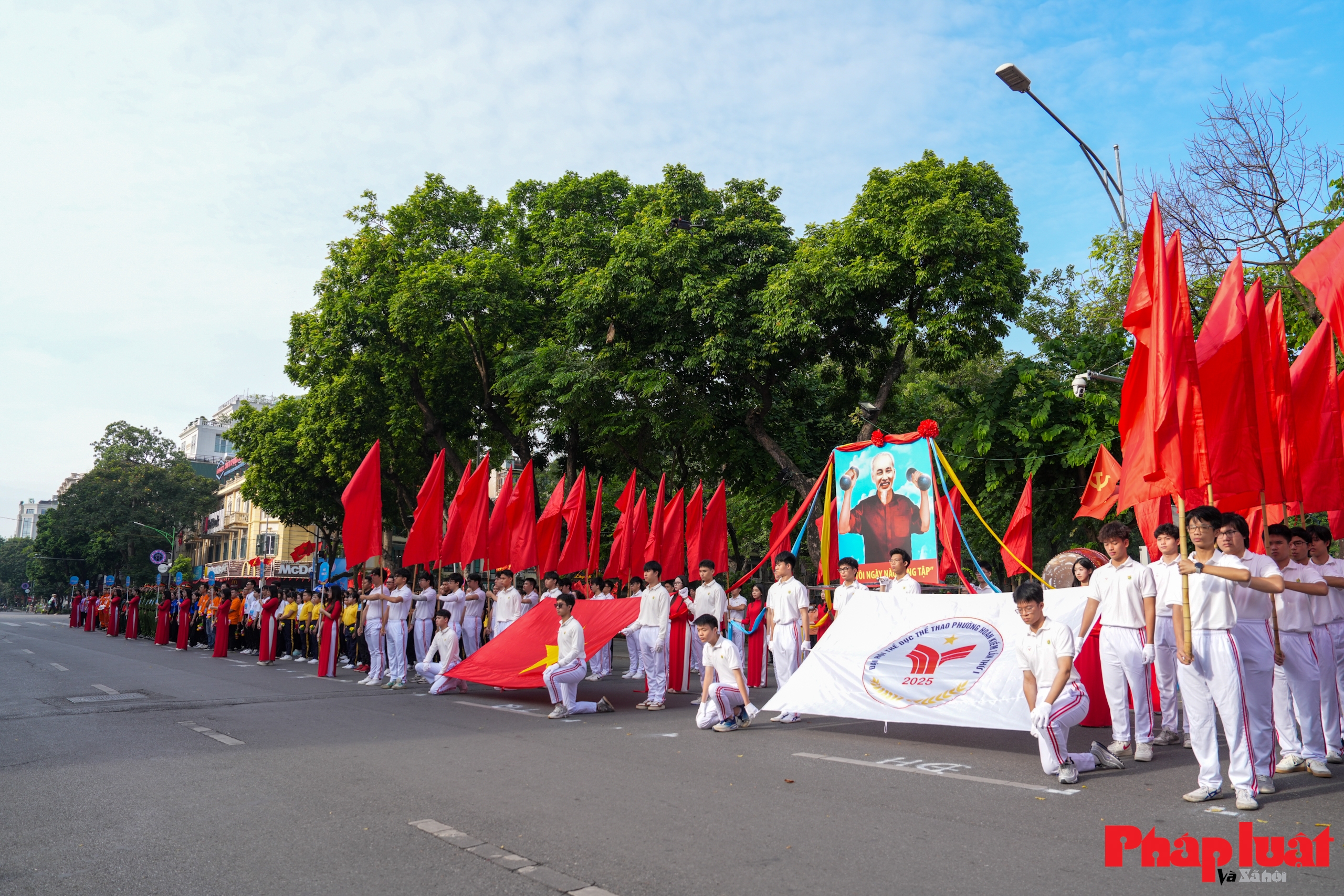 Toàn cảnh lễ khai mạc Đại hội Thể dục Thể thao phường Hoàn Kiếm lần thứ I năm 2025