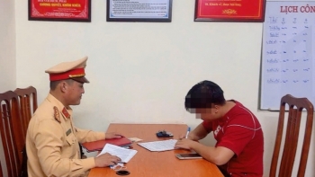 Thanh niên 10x bị mời lên đồn công an vì dùng khẩu trang che kín biển số