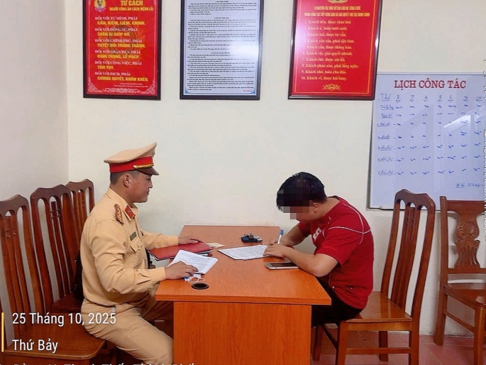 Thanh niên 10x bị mời lên đồn công an vì dùng khẩu trang che kín biển số