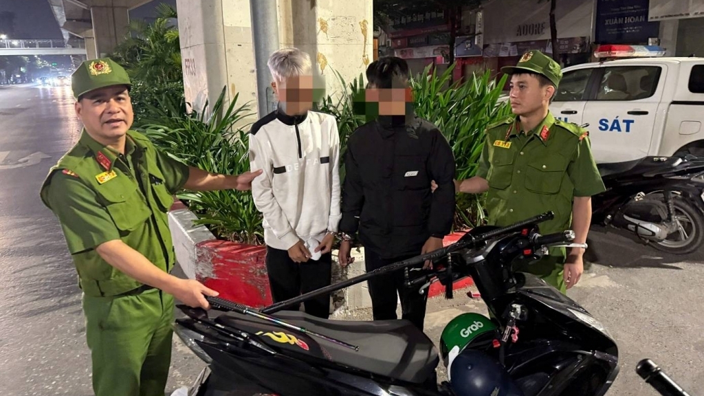 Hà Nội: Khống chế 2 đối tượng mang theo kiếm hành hung người đi đường