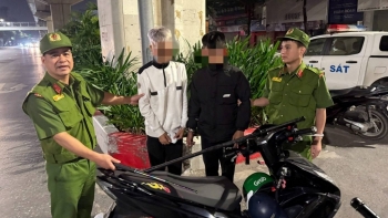 Hà Nội: Khống chế 2 đối tượng mang theo kiếm hành hung người đi đường