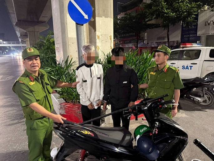 Hà Nội: Khống chế 2 đối tượng mang theo kiếm hành hung người đi đường Hà Nội: Khống chế 2 đối tượng mang theo kiếm hành hung người đi đường