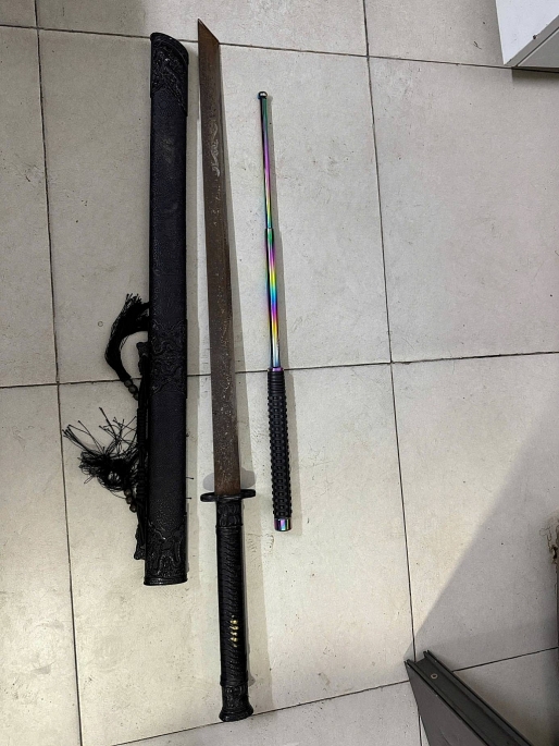 Hà Nội: Khống chế 2 đối tượng mang theo kiếm hành hung người đi đường Hà Nội: Khống chế 2 đối tượng mang theo kiếm hành hung người đi đường