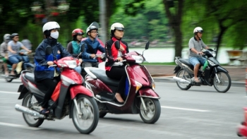 Mưa lớn dồn dập tại miền Trung, Hà Nội trời lạnh về đêm và sáng