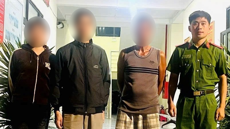 Giúp đỡ người đàn ông ở Hải Phòng đi xe đạp trong trạng thái mệt mỏi