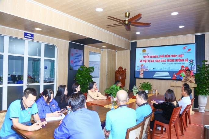 Xây dựng văn hóa giao thông an toàn – Cảnh sát giao thông Hà Nội đồng hành cùng đội ngũ lái xe kinh doanh vận tải