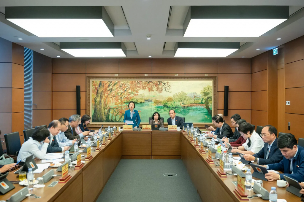 Quang cảnh thảo luận tổ của Đoàn đại biểu Quốc hội TP Hà Nội ngày 23/10, trong đó có thảo luận về Luật Báo chí (sửa đổi). Ảnh: Như Ý