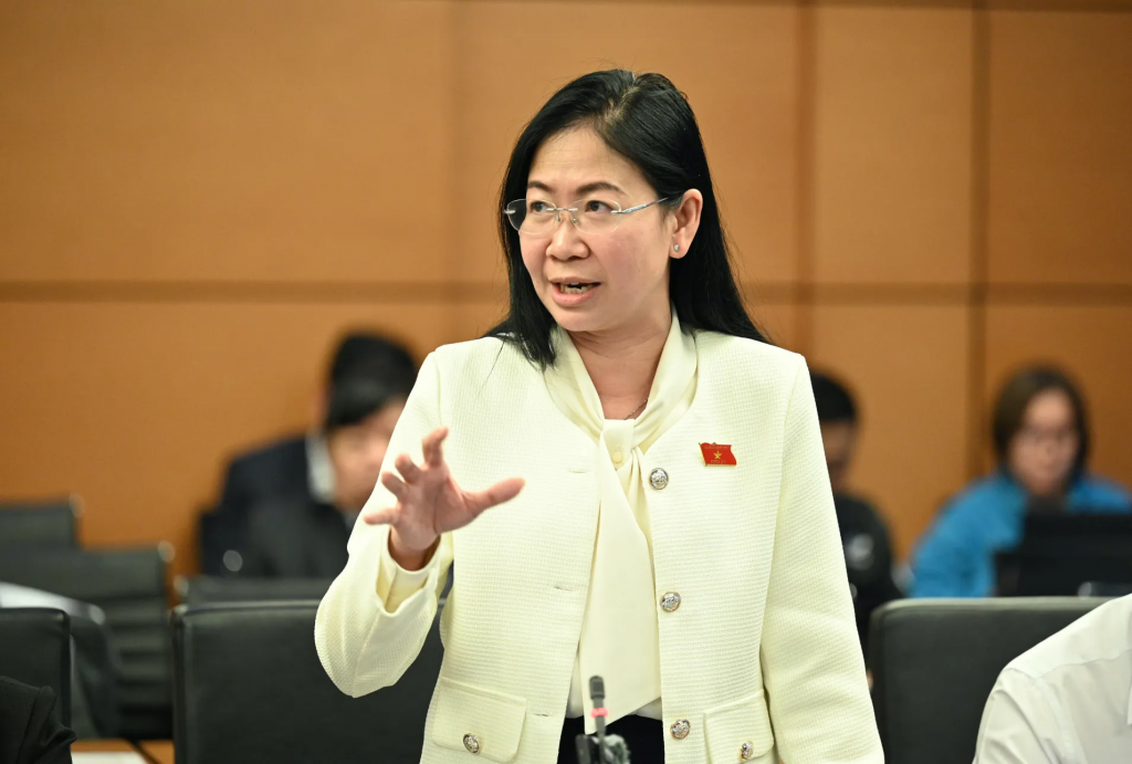 Đại biểu Quốc hội Phan Thị Thanh Phương (Đoàn đại biểu Quốc hội TP Hồ Chí Minh) đề xuất cho phép Hà Nội và TP Hồ Chí Minh thí điểm mô hình “tổ hợp báo chí - truyền thông chủ lực đa phương tiện”, với cơ quan chủ quản là Thành ủy hoặc UBND thành phố chịu trách nhiệm định hướng chính trị, trong khi cơ quan báo chí được quyền tự chủ nghiệp vụ và tài chính dưới sự giám sát của cơ quan quản lý Trung ương. Ảnh: ANTĐ