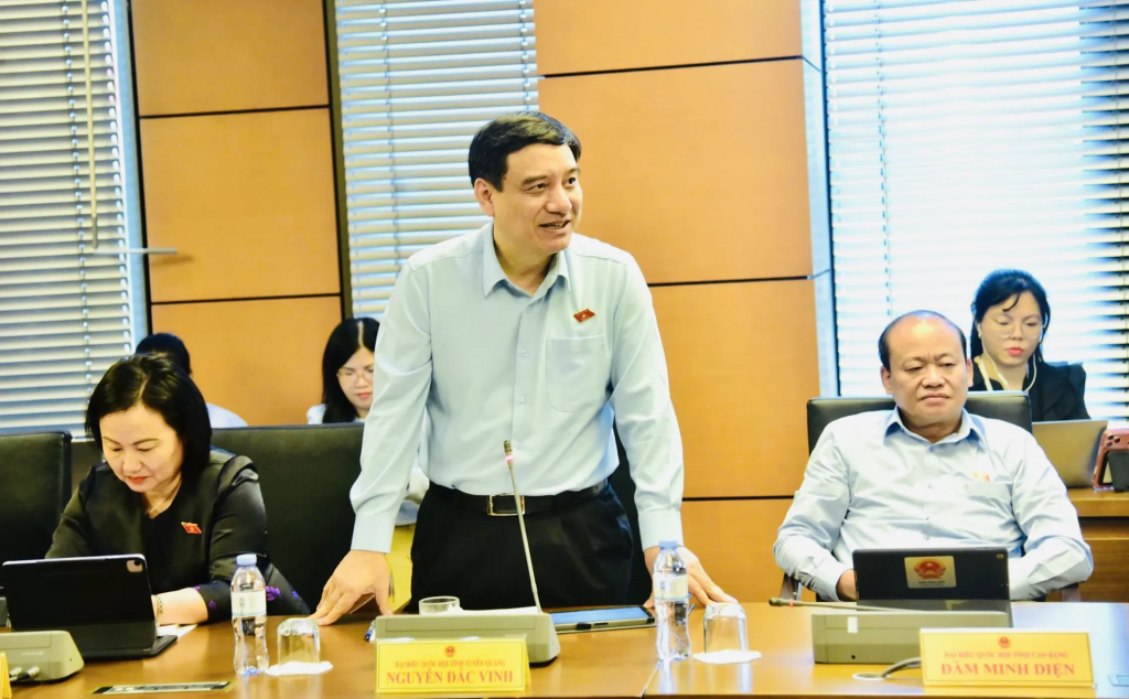 Chủ nhiệm Ủy ban Văn hóa và Xã hội của Quốc hội Nguyễn Đắc Vinh phát biểu ý kiến về Luật Báo chí (sửa đổi) trong phiên thảo luận tổ (Tổ 16, gồm Đoàn đại biểu Quốc hội tỉnh Tuyên Quang, Cao Bằng và TP Đà Nẵng) chiều 23/10