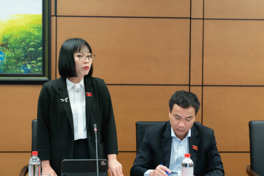 Đại biểu Nguyễn Thị Việt Nga (Đoàn đại biểu Quốc hội TP Hải Phòng) thảo luận tổ