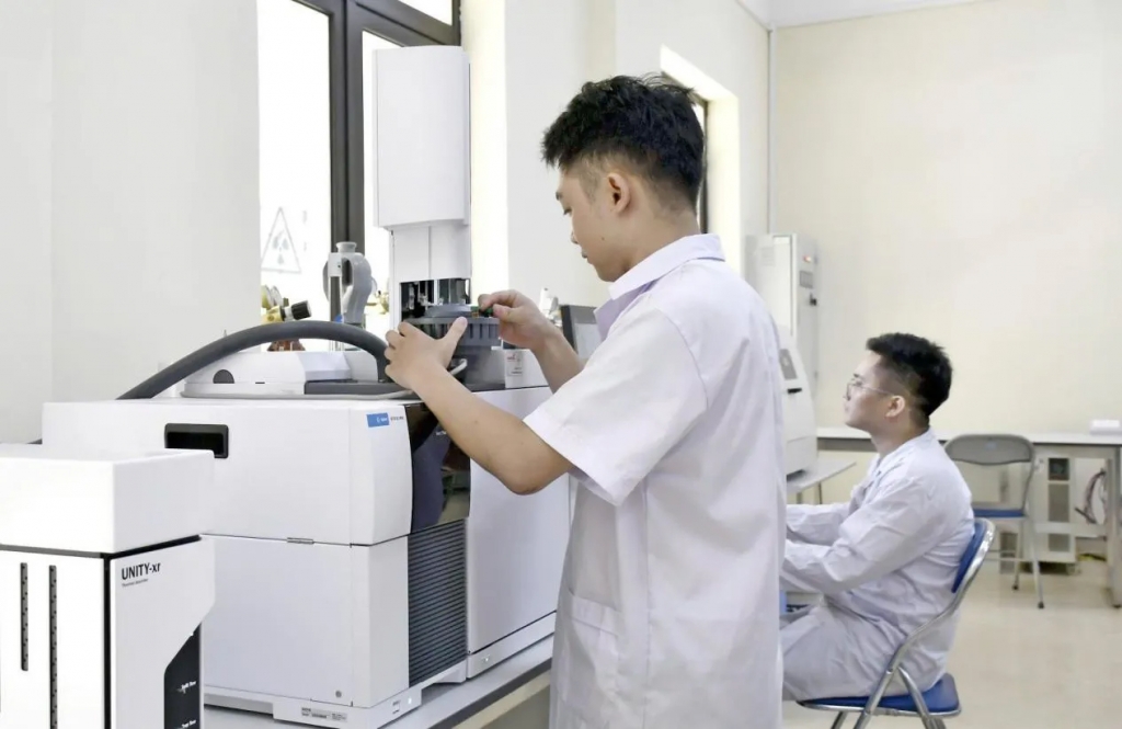 Đưa các mẫu thực phẩm qua máy để phân tích các chỉ số thuộc nhóm bảo vệ thực vật. Ảnh N.M