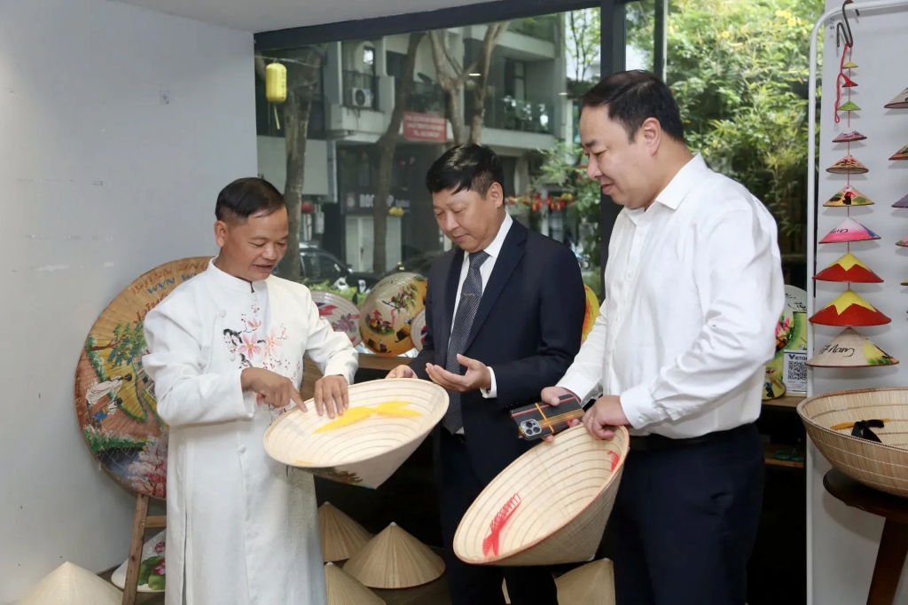 Sản phẩm Nón Làng Chuông được trưng bày tại toạ đàm “Phát triển làng nghề Hà Nội gắn với xây dựng thương hiệu sản phẩm OCOP”. Ảnh Phạm Hùng
