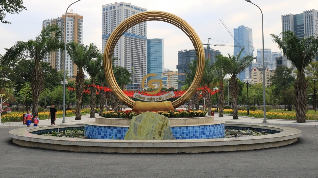 Công viên Cầu Giấy “khoác áo mới” đón người dân sau thời gian cải tạo