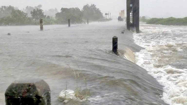 Mưa lớn gây ngập lụt diện rộng tại Quảng Trị, nhiều trường học tạm nghỉ để đảm bảo an toàn