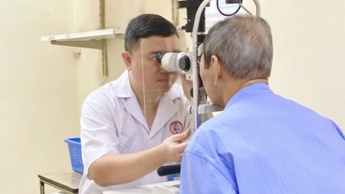 Một phút chủ quan, cụ ông nhập viện vì nhỏ nước muối “tự chế”