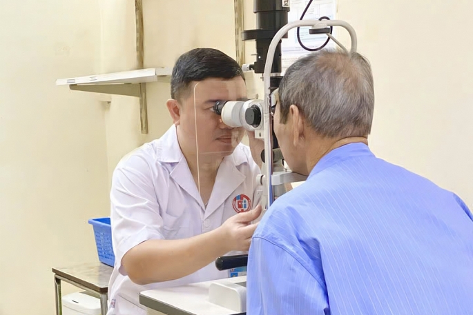 undefined Một phút chủ quan, cụ ông nhập viện vì nhỏ nước muối “tự chế”