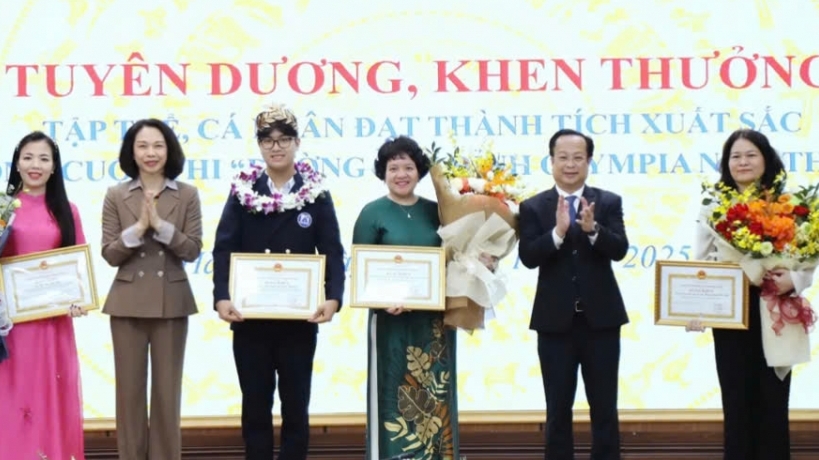 UBND TP Hà Nội khen thưởng thành tích của nhà vô địch "Đường lên đỉnh Olympia 2025”