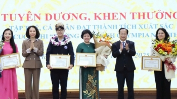 UBND TP Hà Nội khen thưởng thành tích của nhà vô địch 