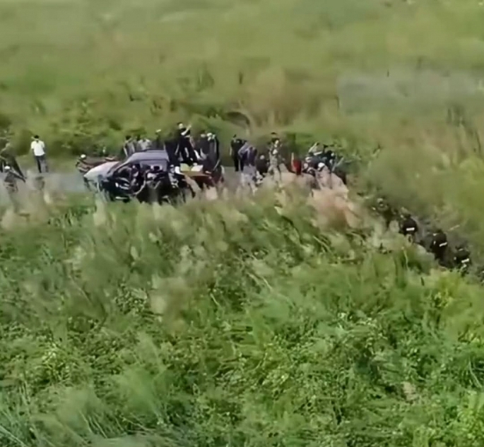 Lực lượng chức năng vây bắt đối tượng nguy hiểm tại bãi đất hoang. Ảnh C.A Lực lượng chức năng vây bắt đối tượng nguy hiểm tại bãi đất hoang. Ảnh C.A