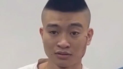 Cận mặt nam thanh niên đi ô tô Mercedes cướp giật tài sản