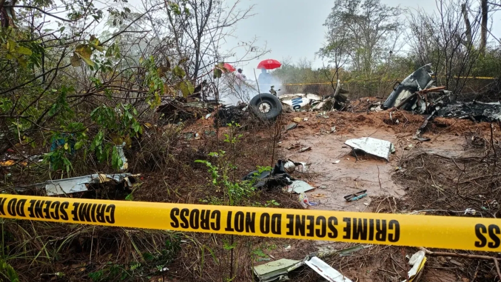 Rơi máy bay khiến 12 người tử vong