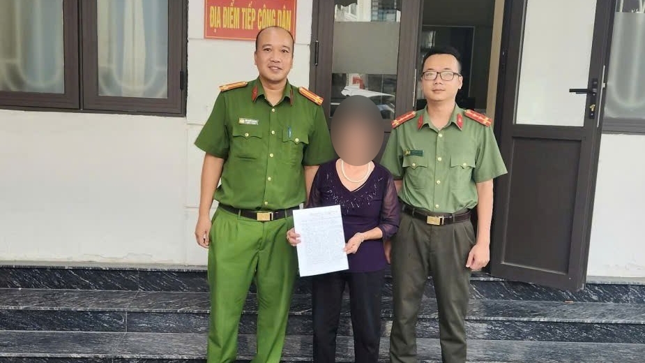 Cụ bà ở Hải Phòng ra ngân hàng rút tiền và chuyện bất ngờ phía sau