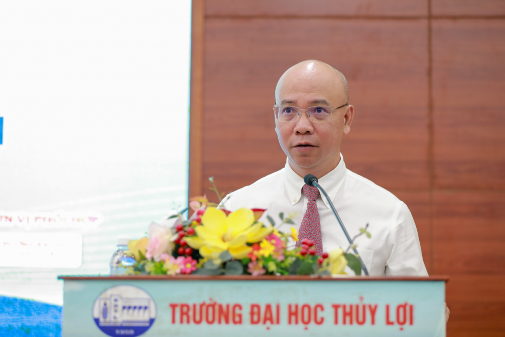 PGS.TS Nguyễn Hữu Huế - Chủ tịch hội đồng trường Đại Học Thuỷ Lợi phát biểu tại buổi toạ đàm. PGS.TS Nguyễn Hữu Huế - Chủ tịch hội đồng trường Đại Học Thuỷ Lợi phát biểu tại buổi toạ đàm.