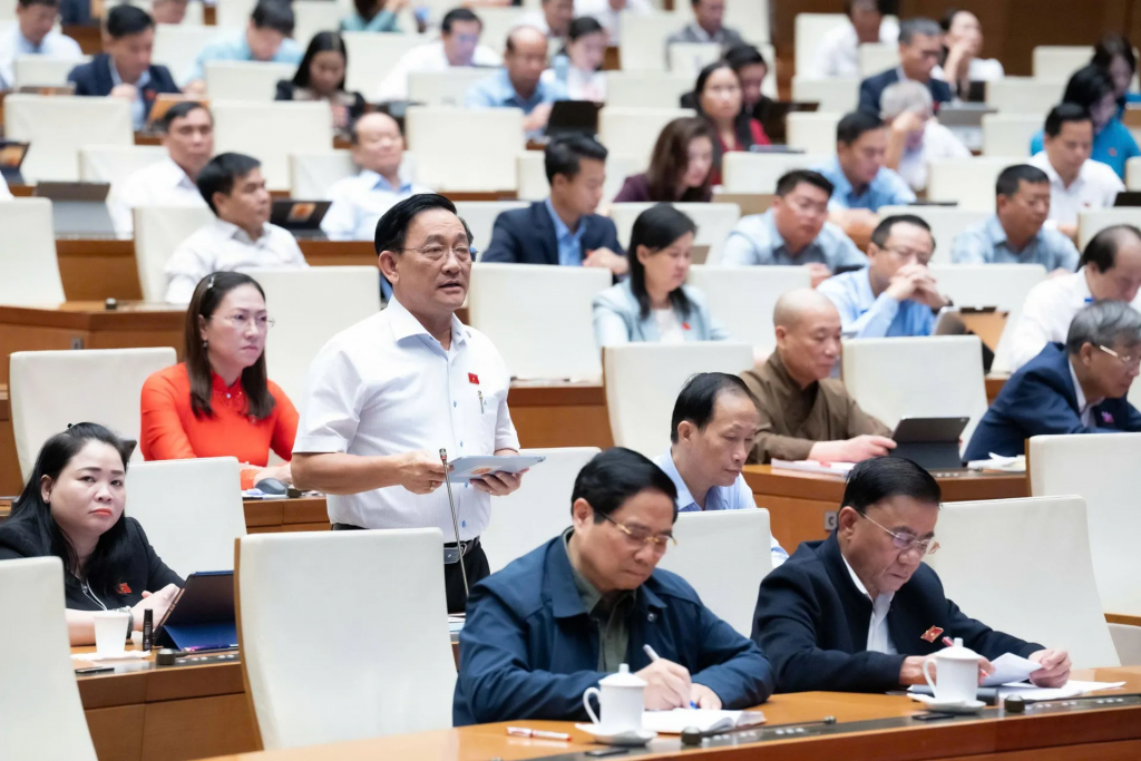 Đại biểu Quốc hội Hoàng Minh Hiếu (Đoàn đại biểu Quốc hội tỉnh Nghệ An) thảo luận tại hội trường sáng 29/10. Ảnh: Quochoi.vn