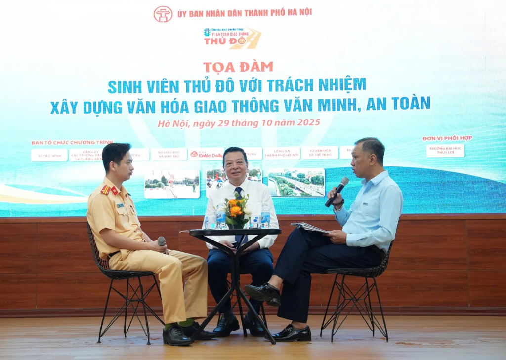TS Vũ Hồng Trường - Chuyên gia giao thông; Trung tá Nguyễn Tài Nghĩa – Phó Đội trưởng Đội tuyên truyền, điều tra, giải quyết tai nạn và xử lý vi phạm giao thông tại buổi toạ đàm. TS Vũ Hồng Trường - Chuyên gia giao thông; Trung tá Nguyễn Tài Nghĩa – Phó Đội trưởng Đội tuyên truyền, điều tra, giải quyết tai nạn và xử lý vi phạm giao thông tại buổi toạ đàm.