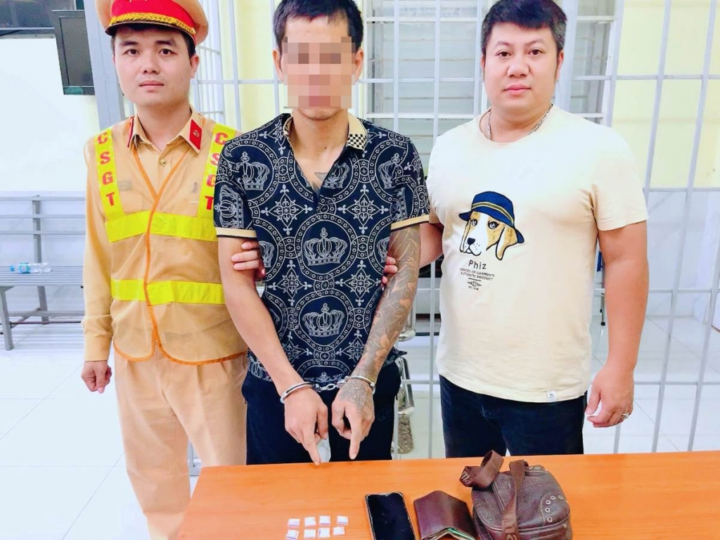 Đối tượng và tang vật tại cơ quan công an. Đối tượng và tang vật tại cơ quan công an.