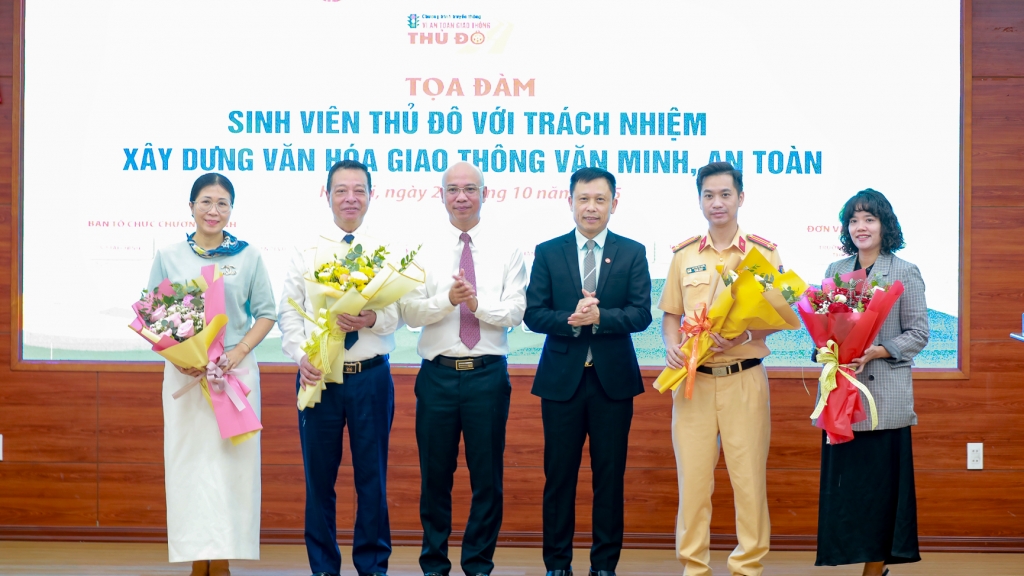 Sinh viên Thủ đô với sứ mệnh xây dựng văn hoá giao thông văn minh, an toàn