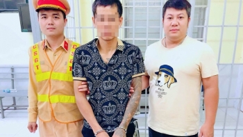 Nam thanh niên lộ 