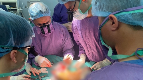 Hồi sinh cẳng chân đứt rời cho cô gái trẻ sau cú va chạm kinh hoàng với mô tô phân khối lớn