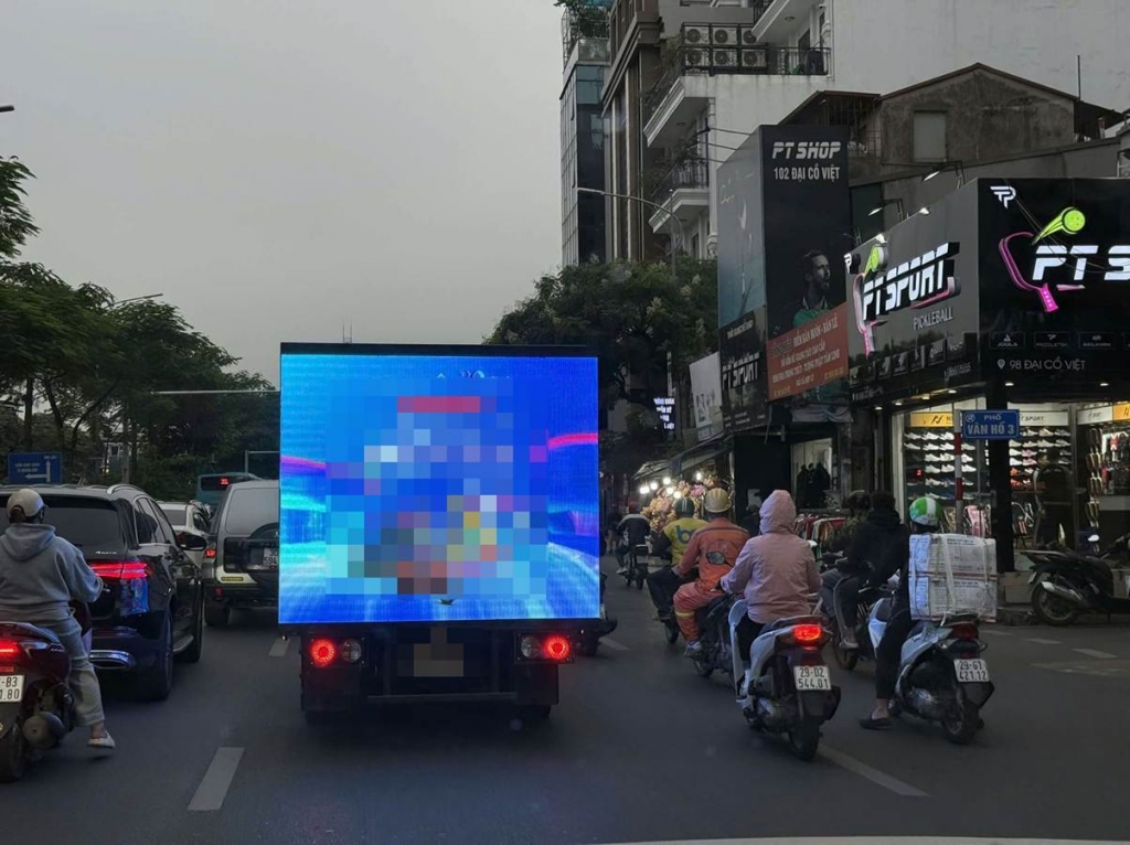 Phương tiện gắn màn hình quảng cáo lưu thông trên đường được phản ánh. Ảnh: NDCC