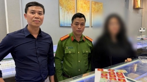 Từ biểu hiện lo lắng, lúng túng khi bán vàng của cô gái trẻ