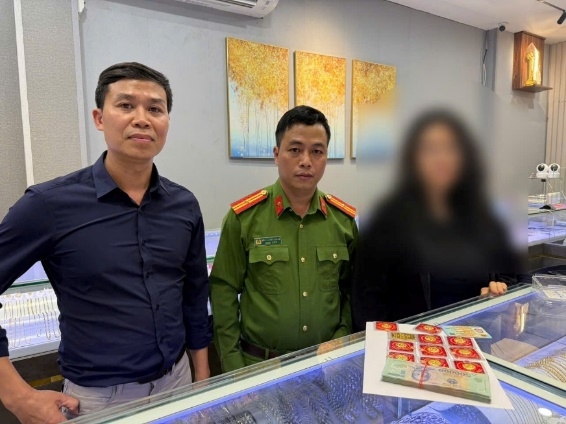 Công an phường Yên Hòa kịp thời ngăn chặn nữ sinh bị lừa đảo. Ảnh: CQCA