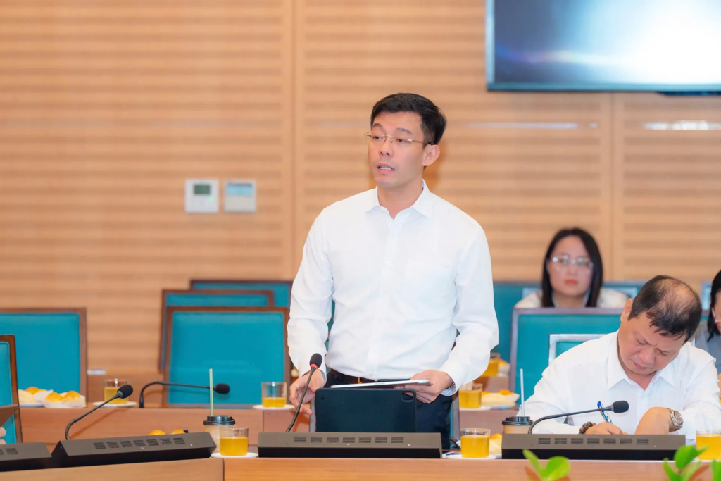 Giám đốc Trung tâm Phục vụ Hành chính công TP Hà Nội Cù Ngọc Trang báo cáo tại buổi làm việc