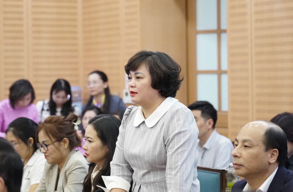 Đại diện các doanh nghiệp, tổ chức trên địa bàn TP khẳng định sẽ tiếp tục ủng hộ để cùng các cấp, ngành TP Hà Nội chăm lo cho các hộ cận nghèo, hộ gia đình có hoàn cảnh khó khăn trên địa bàn Đại diện các doanh nghiệp, tổ chức trên địa bàn TP khẳng định sẽ tiếp tục ủng hộ để cùng các cấp, ngành TP Hà Nội chăm lo cho các hộ cận nghèo, hộ gia đình có hoàn cảnh khó khăn trên địa bàn