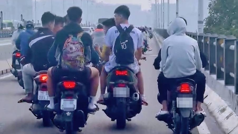Xử lý nhóm thanh niên “đầu trần” đi xe máy dàn hàng ngang trên cầu Vĩnh Tuy
