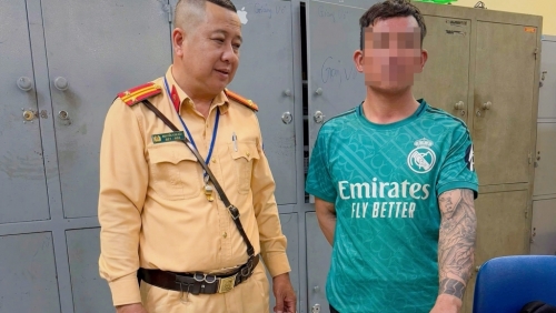 Từ biểu hiện nghi vấn của 2 nam thanh niên đi xe Honda Vision