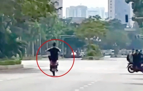 Danh tính nam thanh niên bốc đầu xe máy trên đường Xuân Tảo