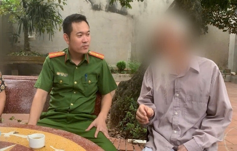 Cụ ông ở Phúc Thọ vội vã thống kê tiền, vàng, sổ đỏ... sau cuộc gọi lạ