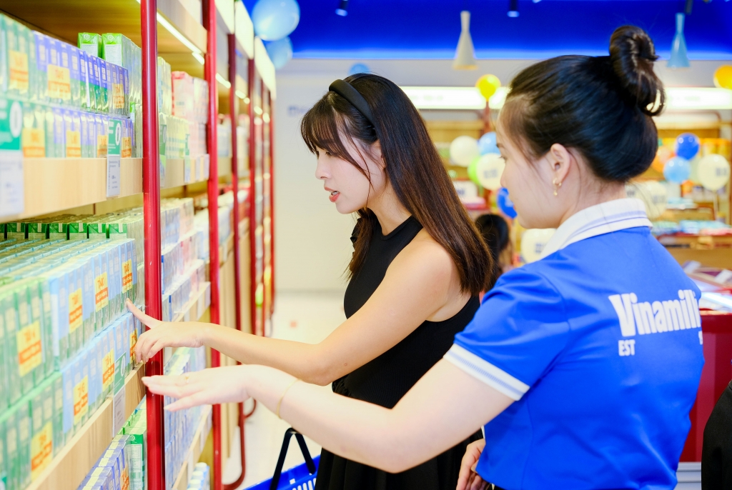 Vinamilk tăng trưởng doanh thu quý 3 tại thị trường trong nước nhờ tăng độ phủ cửa hàng; sản phẩm mới và đa dạng cách tiếp cận người tiêu dùng. Ảnh: Vi Nam Vinamilk tăng trưởng doanh thu quý 3 tại thị trường trong nước nhờ tăng độ phủ cửa hàng; sản phẩm mới và đa dạng cách tiếp cận người tiêu dùng. Ảnh: Vi Nam